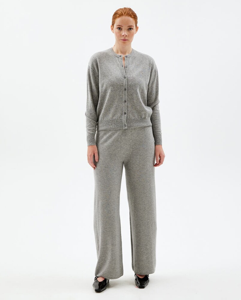strikket-tynn-cardigan-til-dame-i-gra